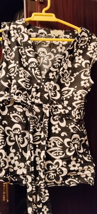 Blusa negra y blanca estampada
