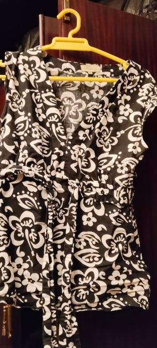 Blusa negra y blanca estampada
