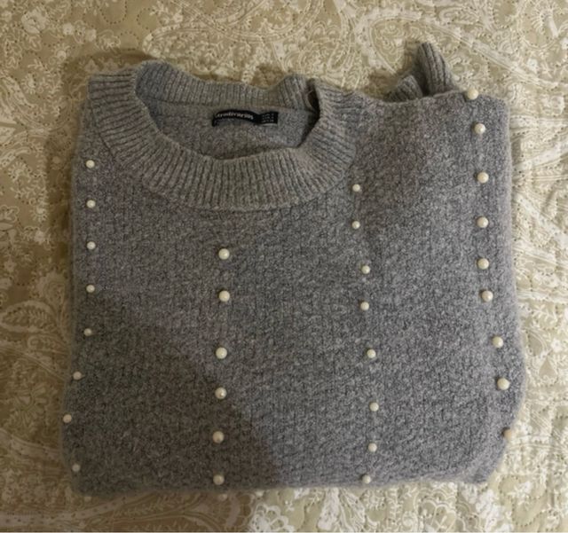 Jersey gris con perlas de  Stradivarius