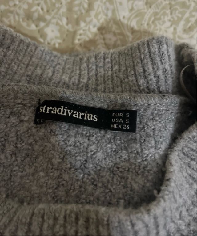 Jersey gris con perlas de  Stradivarius