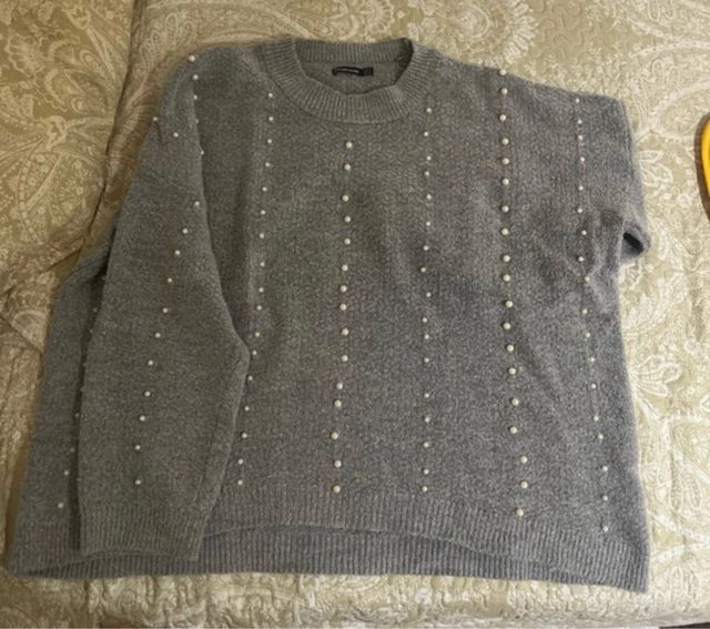 Jersey gris con perlas de  Stradivarius