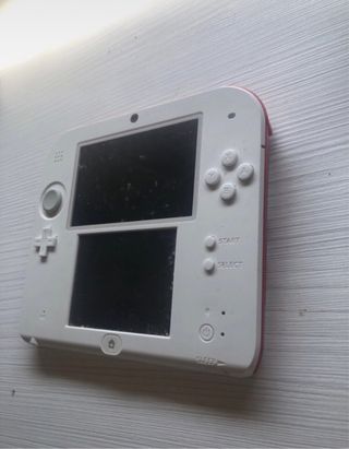 Nintendo 2DS roja y blanca