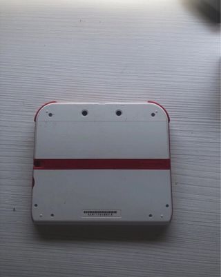 Nintendo 2DS roja y blanca