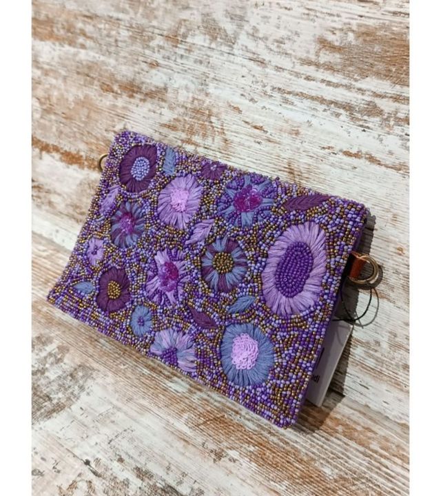 Cartera con Solapa Bordadas