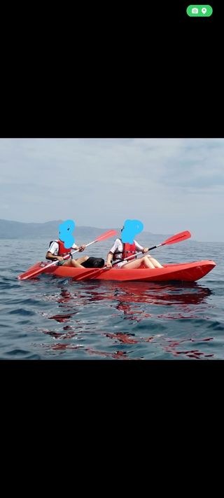 Kayak doble rígido junto con palas y chalecos. 