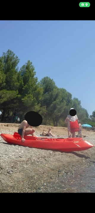 Kayak doble rígido junto con palas y chalecos. 