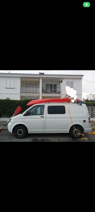 Kayak doble rígido junto con palas y chalecos. 