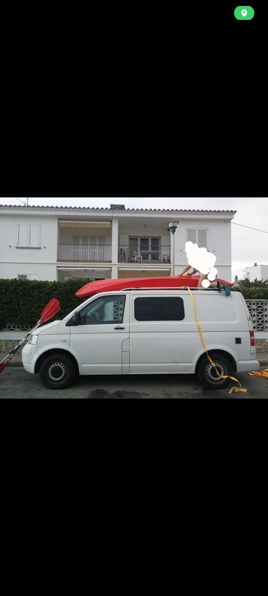 Kayak doble rígido junto con palas y chalecos.