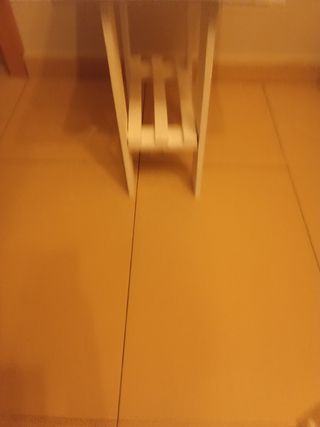 Mesita blanca reciclada