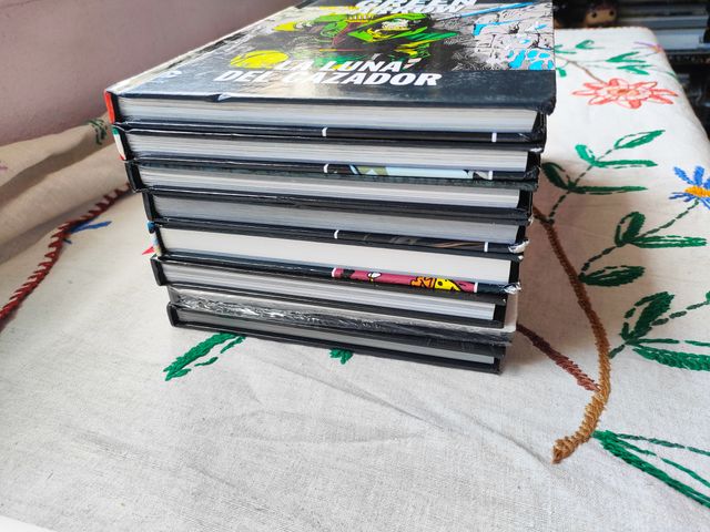 Batman la leyenda y Novelas Gráficas JLA. Salvat.