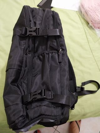 Zaino nero da viaggio con USB