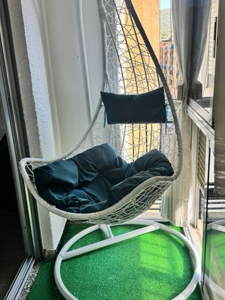 Sillón colgante blanco y verde agua