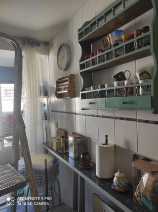 Mujer española cuida personas mayores