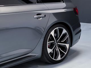 AUDI A4 RS 4 2.9 TFSI 331kW quattro tiptro Avant
