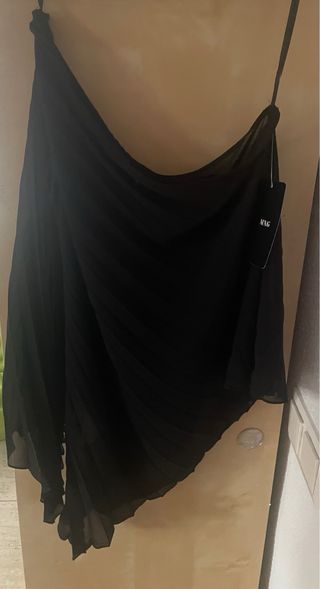 Blusa negra plisada asimétrica
semitransparente