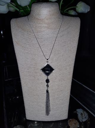Collana lunga con ciondolo nero
