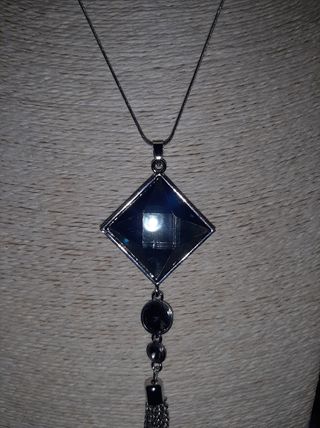 Collana lunga con ciondolo nero