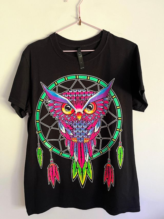 Camiseta negra con diseño de búho multicolor 