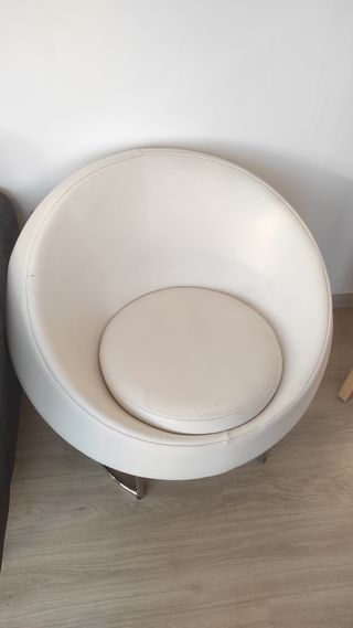 Sillón blanco de cuero sintético
