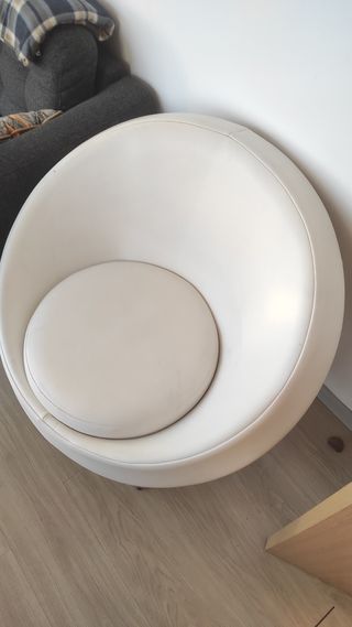 Sillón blanco de cuero sintético