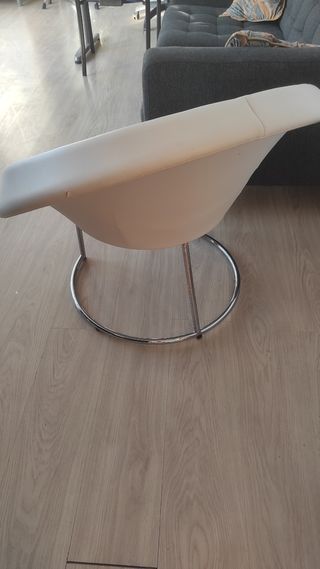 Sillón blanco de cuero sintético