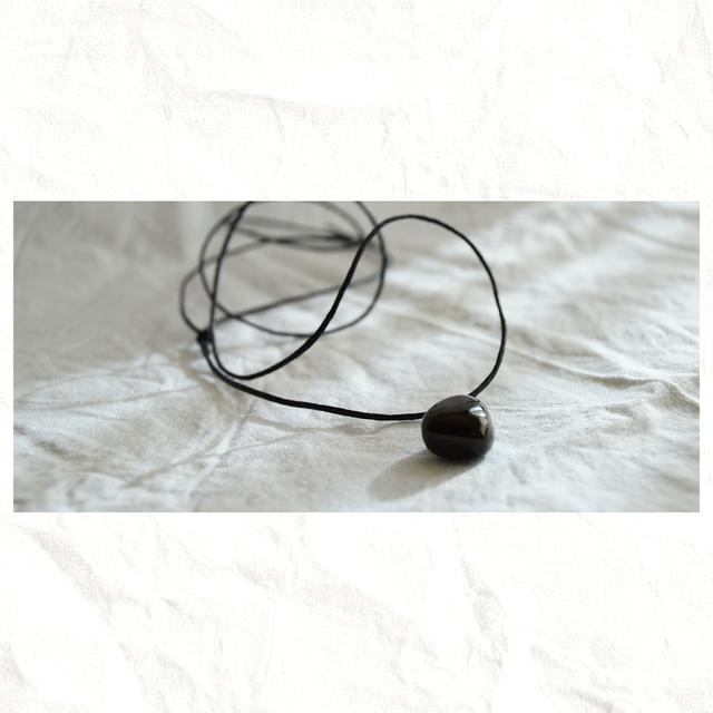 Colgante piedra negra