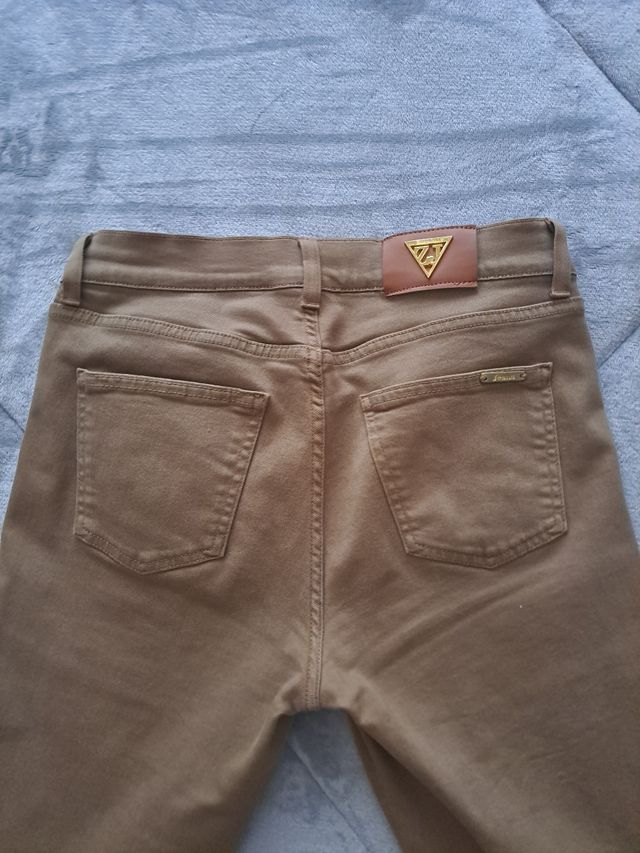 Pantalones pitillo marrón