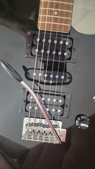 Guitarra eléctrica Yamaha ERG121C + amplificador 