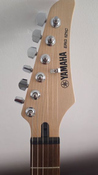 Guitarra eléctrica Yamaha ERG121C + amplificador 
