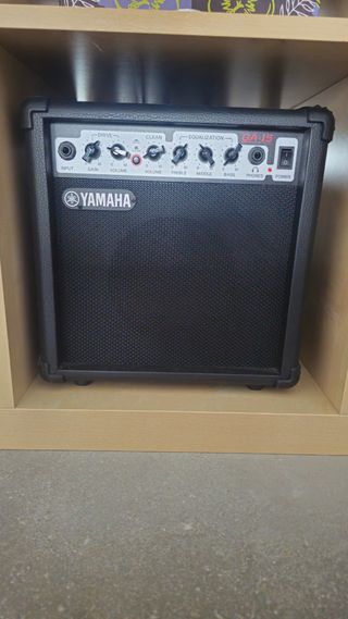 Guitarra eléctrica Yamaha ERG121C + amplificador 