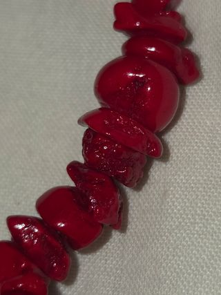 Collar rojo de piedras