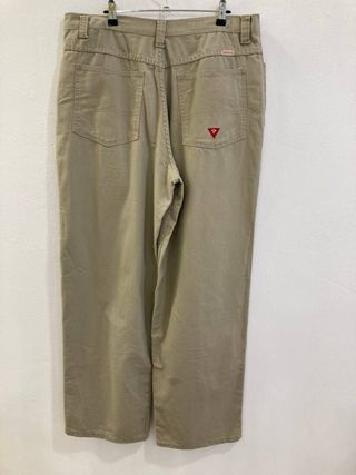 Pantalones beige de la marca GUESS Talla 36