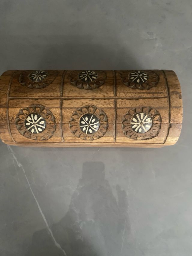 Cofre madera tallado