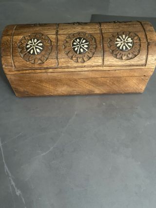 Cofre madera tallado