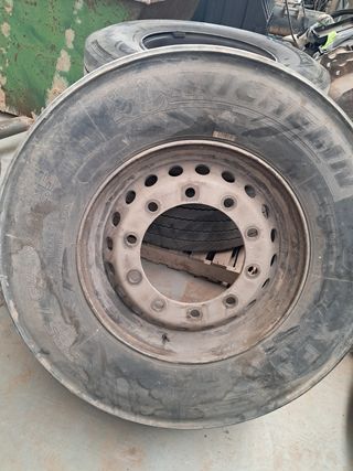 4 Llantas hierro385/65R22.5
1 Michelin 
2 chinas
