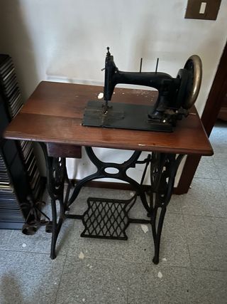 Macchina da cucire antica in metallo