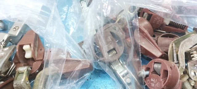 Tornillos de expansión,bisagras,grapas