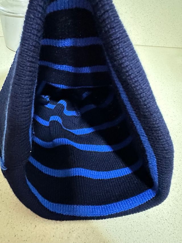 Cappello a righe blu