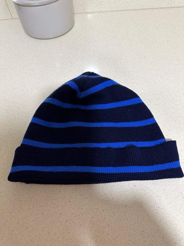 Cappello a righe blu
