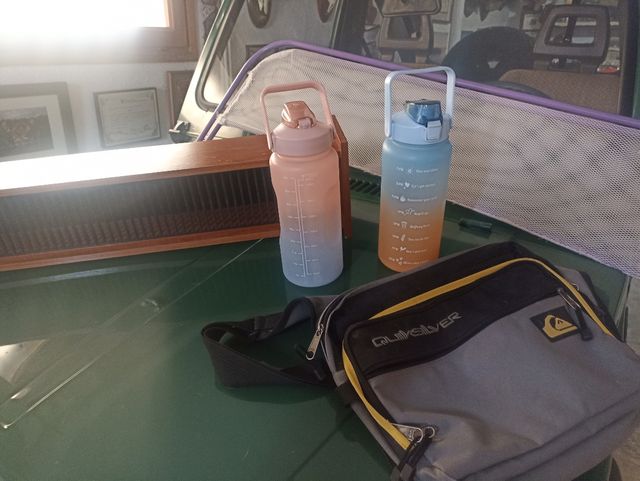 Bolsos, cantimploras y estanteria CD