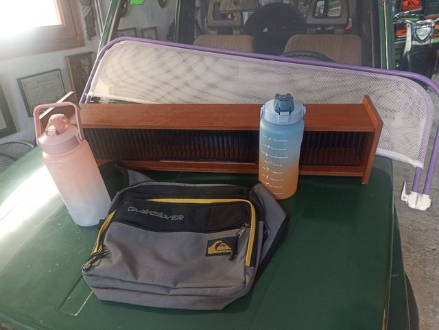 Bolsos, cantimploras y estanteria CD