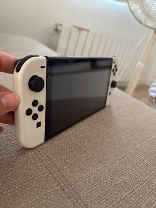 Nintendo Switch - Blanca y Negra. 
Sin uso