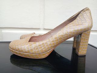 Zapatos de salón DKT amarillo mostaza , talla 40.