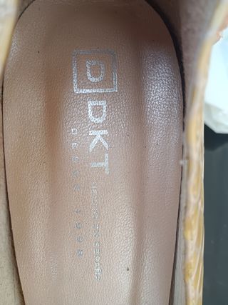 Zapatos de salón DKT amarillo mostaza , talla 40.