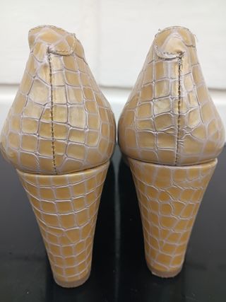 Zapatos de salón DKT amarillo mostaza , talla 40.