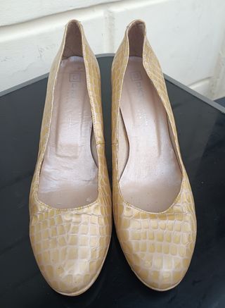 Zapatos de salón DKT amarillo mostaza , talla 40.