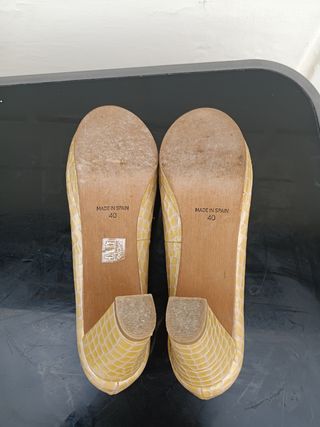 Zapatos de salón DKT amarillo mostaza , talla 40.