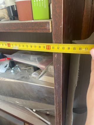 Estanterías de madera marrón