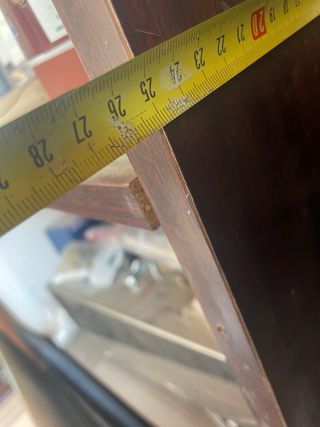 Estanterías de madera marrón