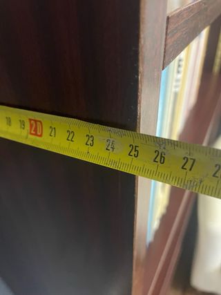 Estanterías de madera marrón